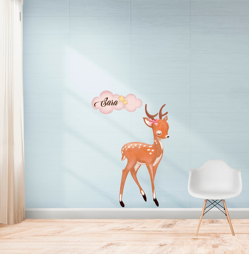 Wall sticker Cerbiatto con fiocco rosa e nuvolette - Personalizzabile