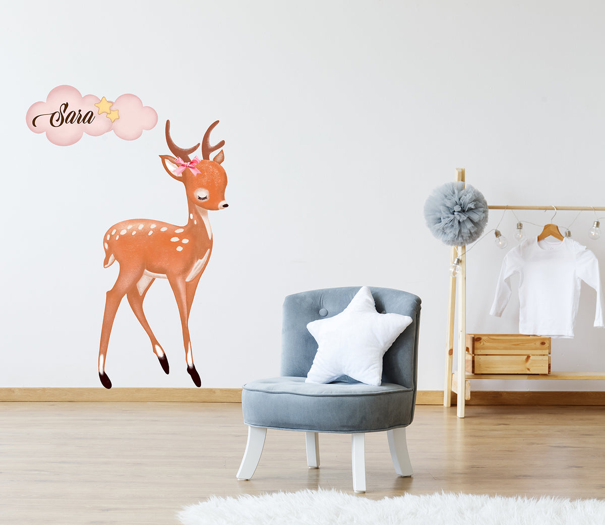 Wall sticker Cerbiatto con fiocco rosa e nuvolette - Personalizzabile