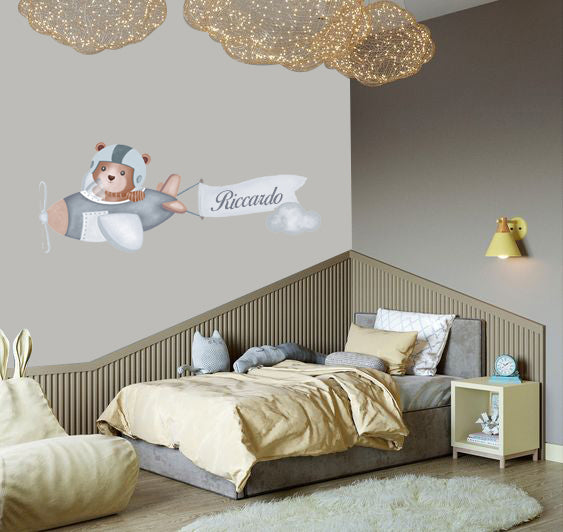 Wall Sticker Orsetto Pilota su Aeroplanino con Banner – Personalizzabile