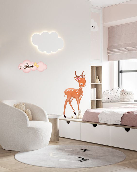 Wall sticker Cerbiatto con fiocco rosa e nuvolette - Personalizzabile