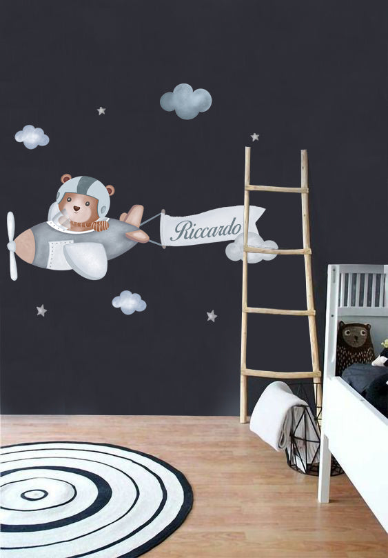 Wall Sticker Orsetto Pilota su Aeroplanino con Banner – Personalizzabile