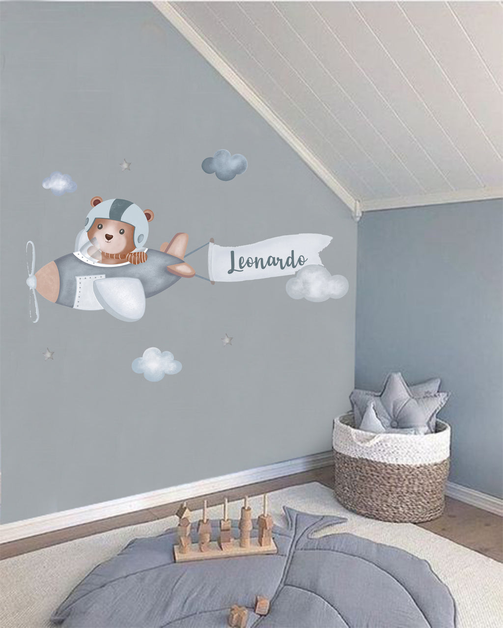 Wall Sticker Orsetto Pilota su Aeroplanino con Banner – Personalizzabile